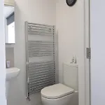 Private Ensuite Bathroom At Barnoaks House 홈스테이 *