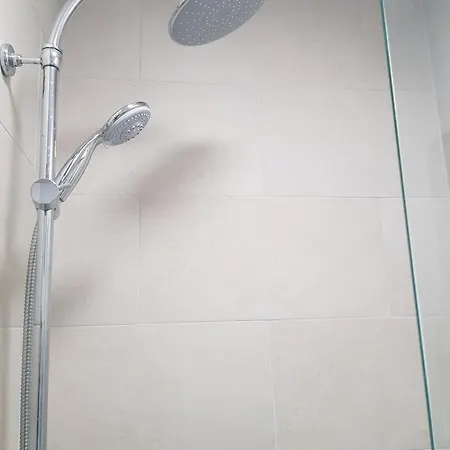 Barnoaks House - Private Ensuite Bathroom Dublin