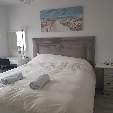 Barnoaks House - Private Ensuite Bathroom Dublin