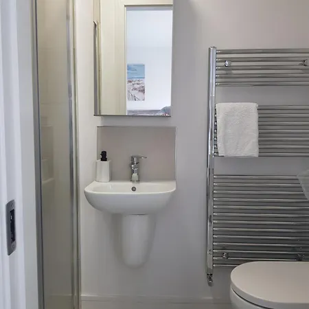 Barnoaks House - Private Ensuite Bathroom * Dublin