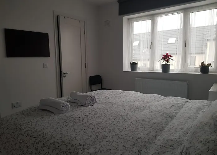 Проживание в семье Private Ensuite Bathroom At Barnoaks House *