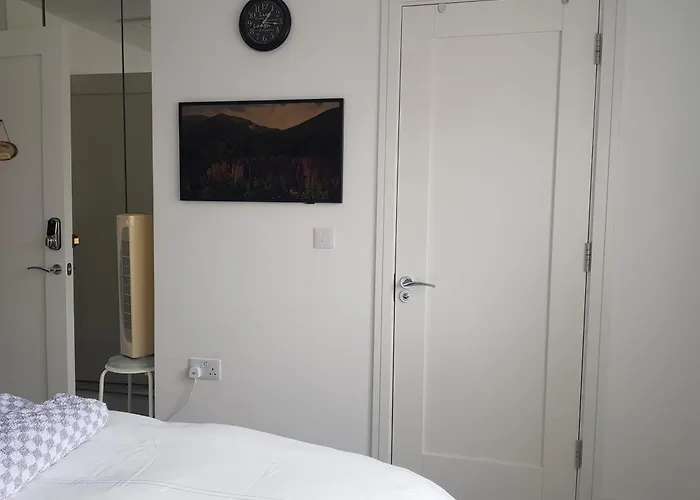 Проживание в семье Private Ensuite Bathroom At Barnoaks House *