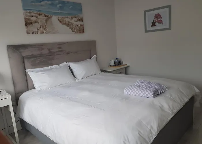 Проживание в семье Private Ensuite Bathroom At Barnoaks House