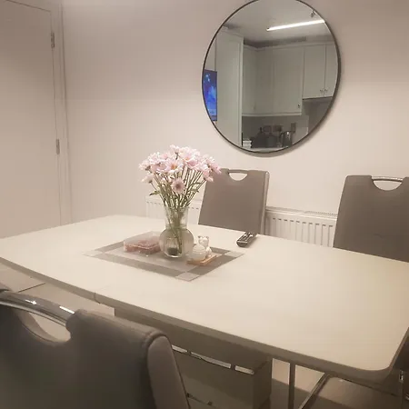 Barnoaks House - Private Ensuite Bathroom Homestay