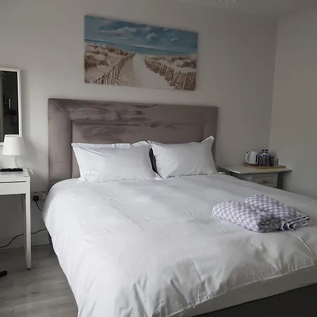 Barnoaks House - Private Ensuite Bathroom *